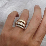 Set von geschmiedeten, strahlend goldenen Ringen