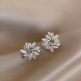Elegante und exquisite Opal-Blütenkreis-Stud-Ohrringe in Gold