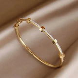 Elegantes hellgoldenes Armband