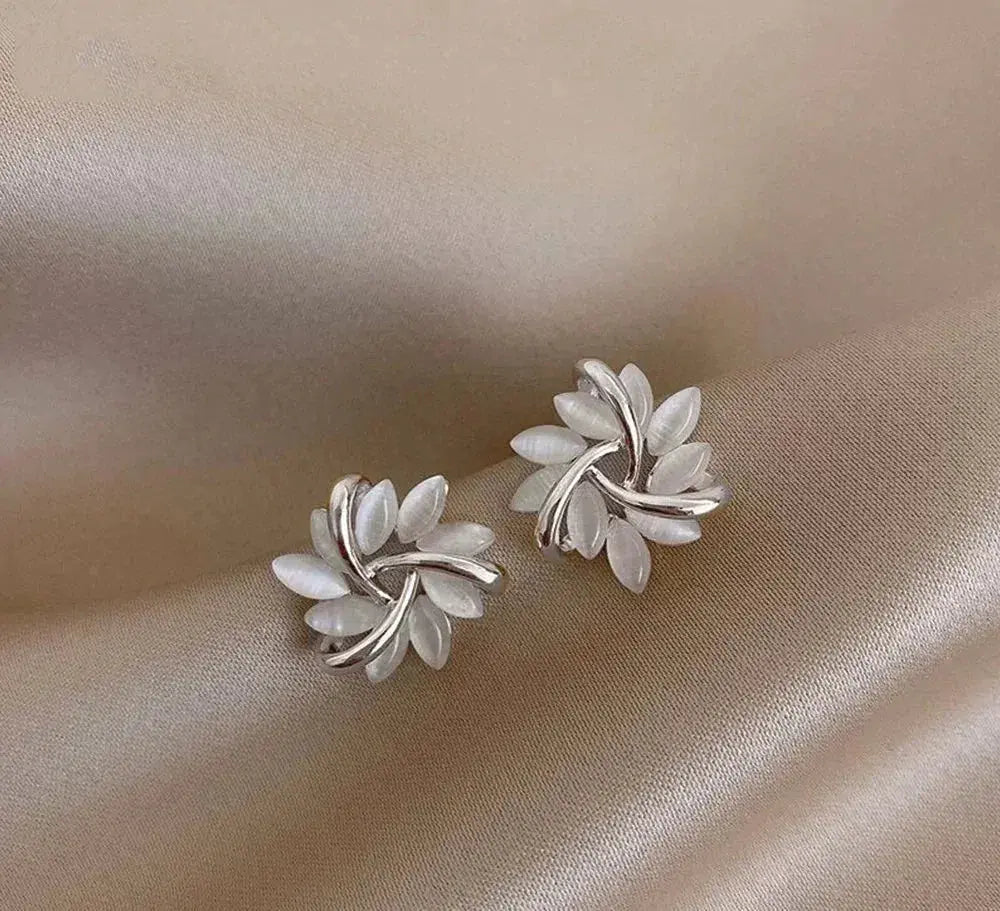 Elegante und exquisite Opal-Blütenkreis-Stud-Ohrringe in Gold